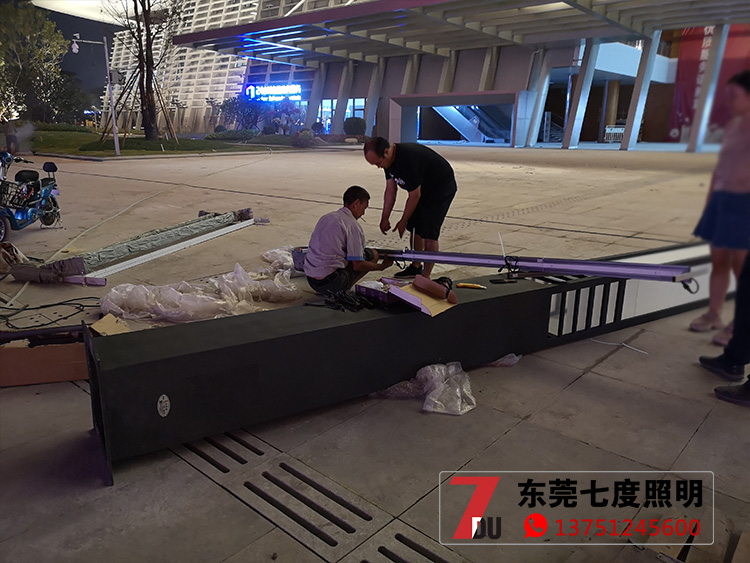 6米方形现代简约LED桃子视频网站柱现场安装实拍图片