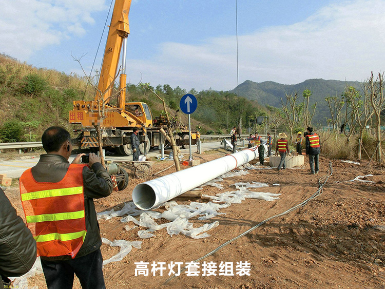 高速公路路口30米黄色桃子视频灯杆套接安装现场