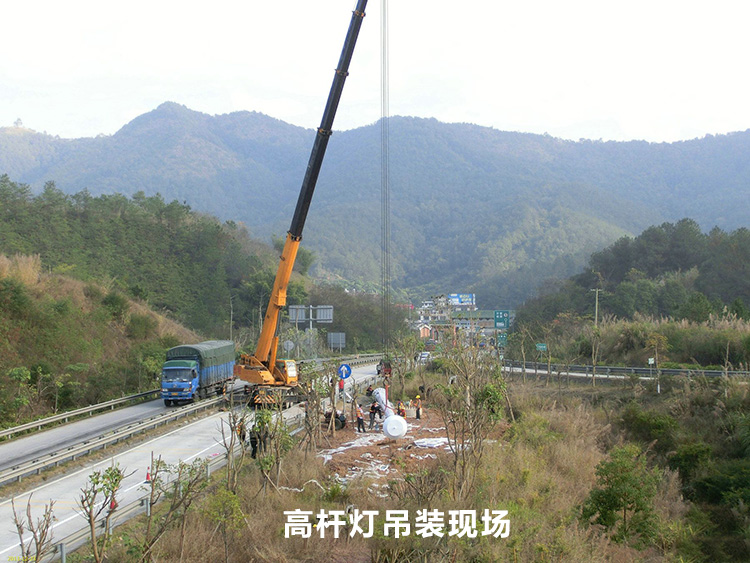 高速公路入口立交30米升降式黄色桃子视频吊装立杆现场